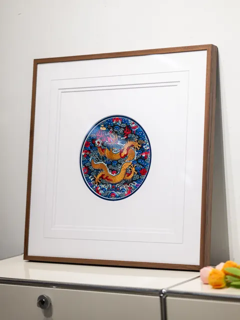 圆形龙纹刺绣 · 木框留白 · 完整作品