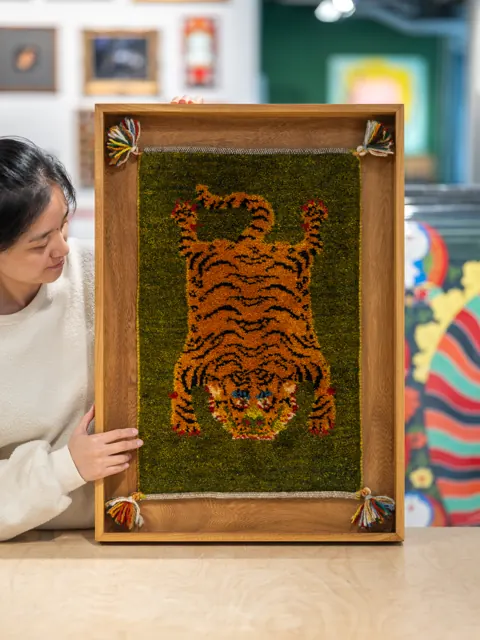 老虎图案织物 · 木框陈列 · 完整作品