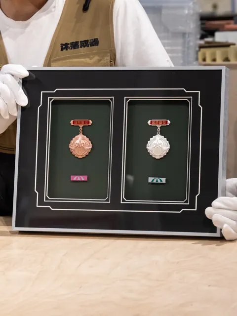 双枚纪念章 · 留白与对称 · 完整作品