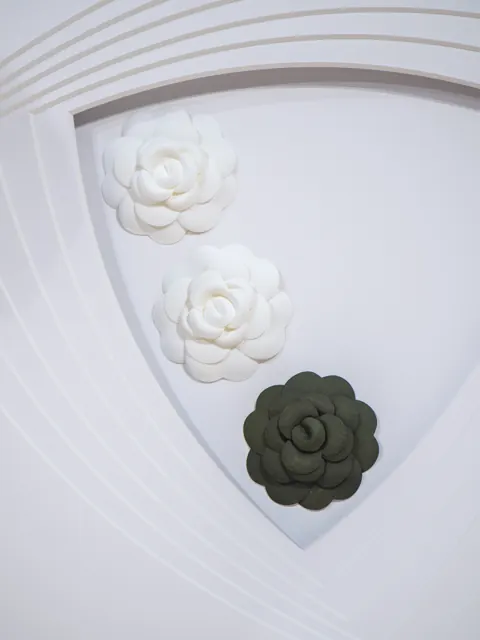 首饰陈列的层叠留白 · 材料与细节