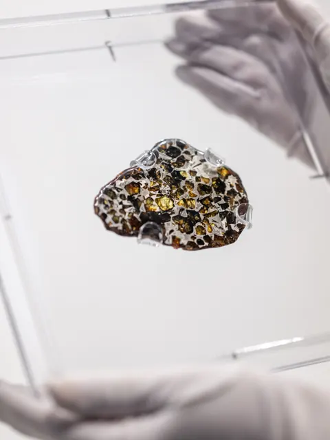 矿石切片 · 透明承托细节 · 材料与细节