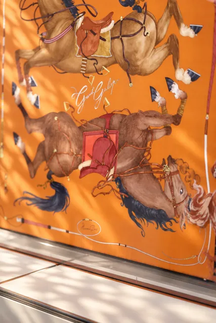橙色骏马丝巾 · 图案近观 · 细节展示示意