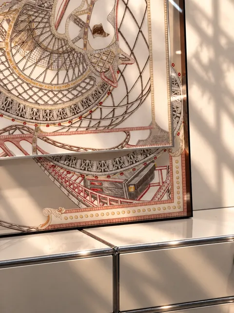 浅色马头丝巾 · 下部延展层次 · 细节展示示意