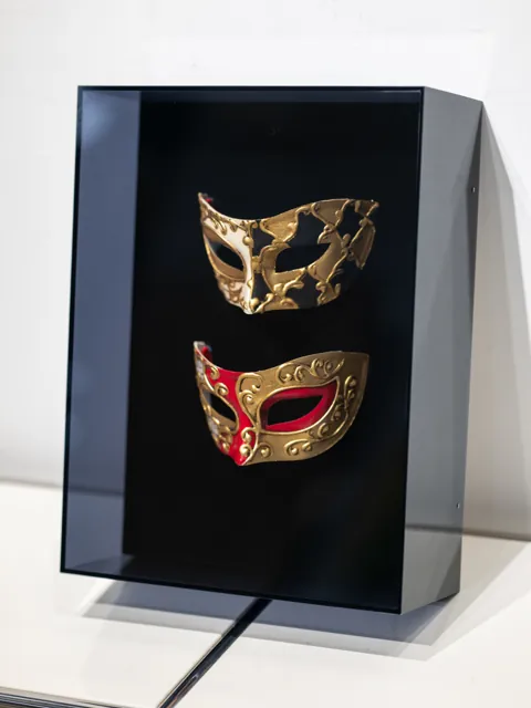 双面具装裱 · 框体与立体层次 · 完整作品 · 侧向整体