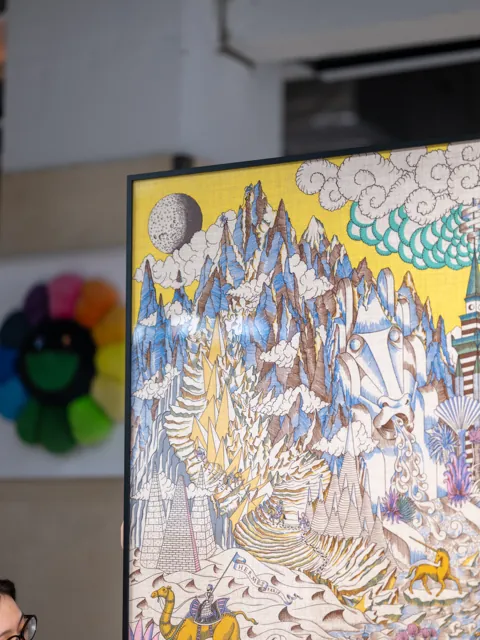 奇幻风景丝巾 · 框角与山峦图案 · 侧向细节实拍
