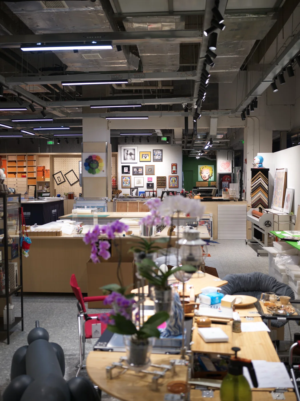 沐落成器装裱工作室内的工作台与作品陈列
